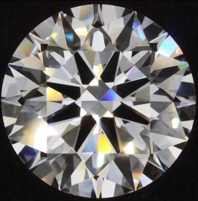 您觉得这颗 5 克拉 E VVS2 合成钻石怎么样？ （获得 8X 切工等级）。我想把它做成光环吊坠。