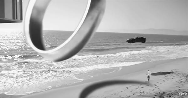 音乐星期五：巨大的浮环在“只是一个梦”视频中困扰着耐莉