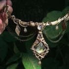 我用拉长石和月光石制作了这条项链。