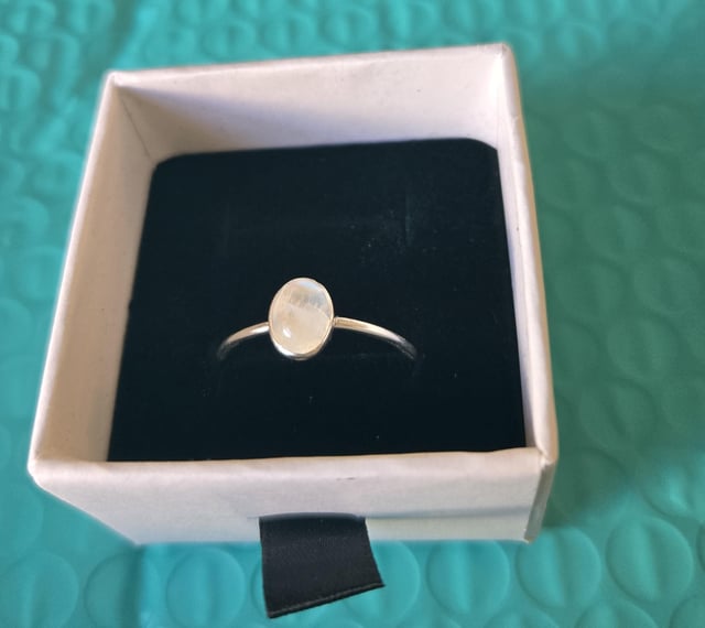 我的新月光石戒指！