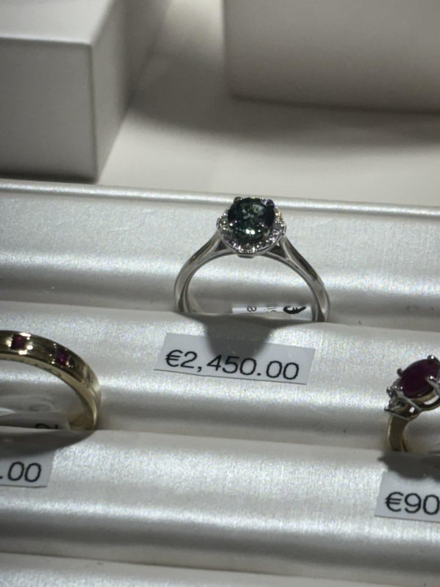 这种颜色的石头叫什么名字？