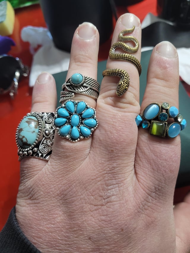 我要以摄影师的身份拍摄时尚照片，这些是我今天的二手戒指。