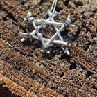 Mon Magen David (Étoile de David) que j'ai fabriqué à partir de branches naturellement coulées, tramées en argent, soudées et enveloppées de fil d'acier