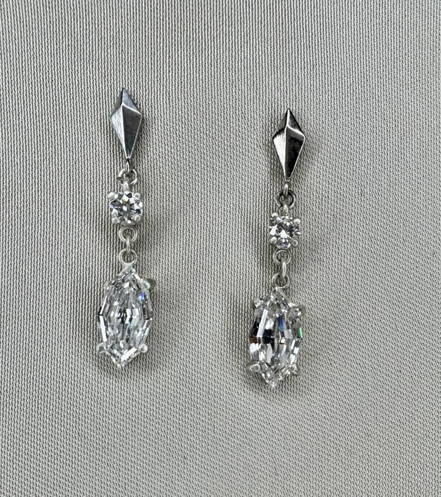 新设计的垂坠耳环 -​​ 实验室钻石和纯银