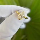 最小的梨形单石戒指。纯金或大胆的主石