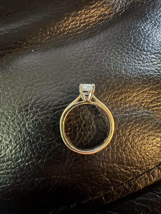 我调整了订婚戒指的尺寸，现在看起来很奇怪。