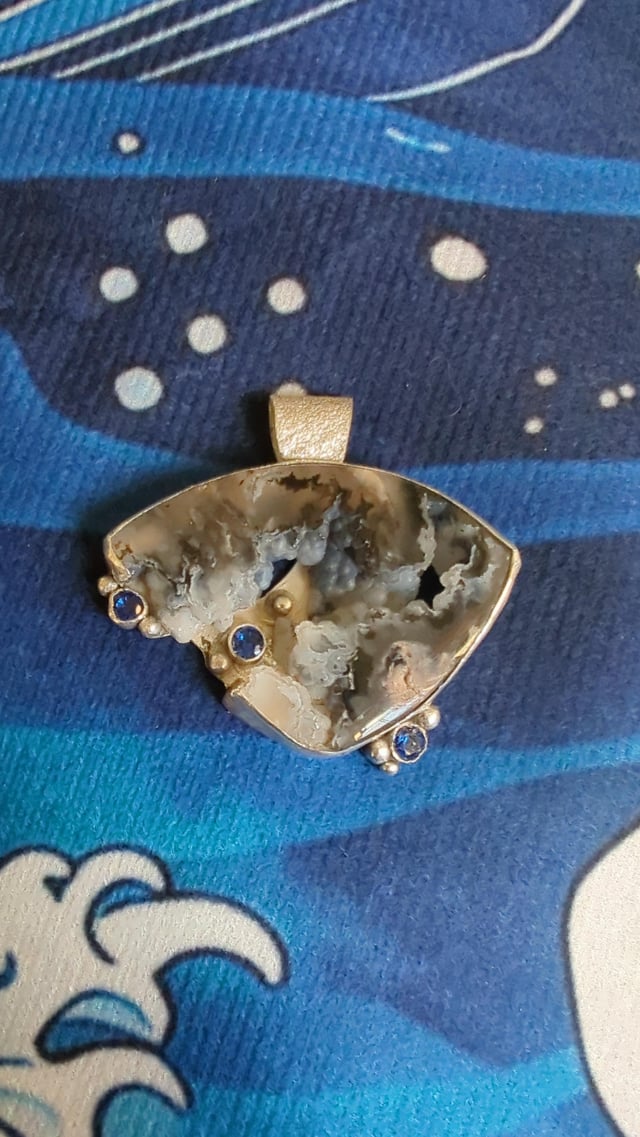 放置小石头很痛苦。