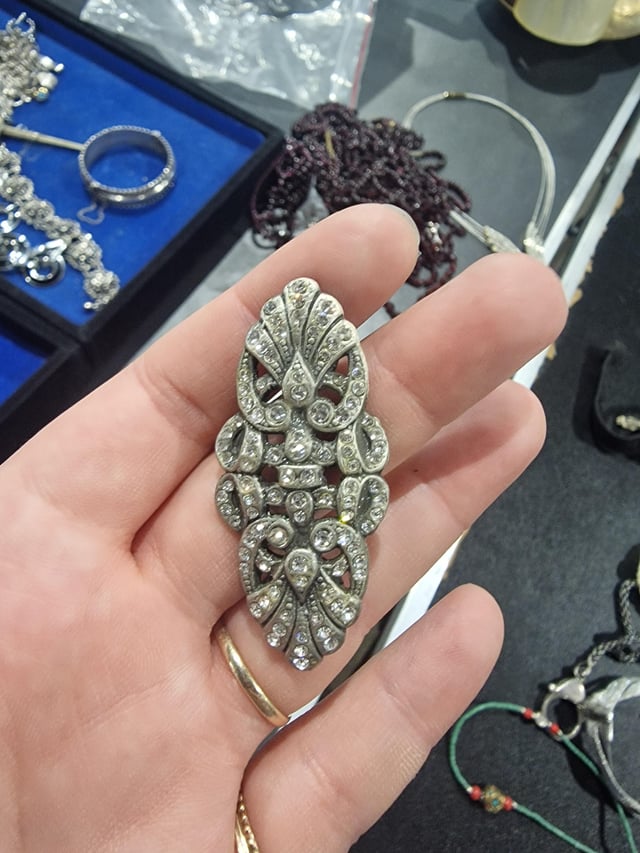 带宝石的银胸针？钻石与否？无品牌
