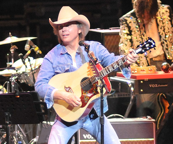 音乐剧星期五：宝石隐喻阐释德怀特·尤科姆 (Dwight Yoakam) 的心碎故事