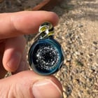 我的男朋友是一名玻璃吹制工，他用我们已故狗的骨灰为我女朋友制作了这个吊坠。