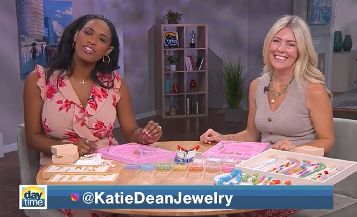 凯蒂·迪恩 (Katie Dean) 珠宝亮相 WFLA Daytime：色彩缤纷的粉彩、珍珠