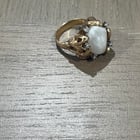这个戒指是什么款式的？如果您正在寻找类似的东西，您会如何描述它？