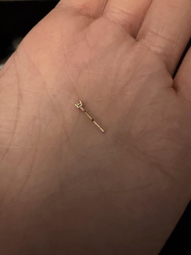 为什么这款耳环的横梁周围有黑环？
