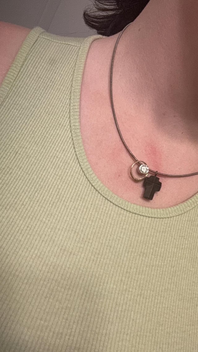 我每天都要戴的项链！我的宝贝戒指、我母亲订婚戒指上的钻石和十字石十字架:)