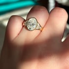发出嘎嘎声的新订婚戒指