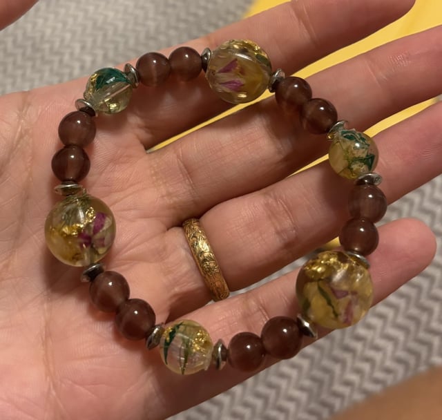 有史以来的第一件珠宝。我自己制作了黄色/透明的珠子。