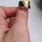 有谁知道这个款式或者设计师Mark吗？我今天在跳蚤市场买的，里面写着 TJM .925 22K。如果有帮助的话，该字体看起来比 reg 更漂亮、更苗条。 j 的底部已半破损。我拍了几张照片，希望能解开答案！