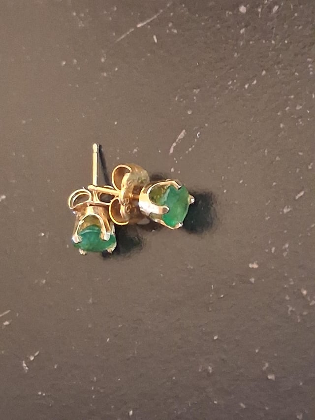 今天的耳环！我参加了一次旧货拍卖 - 售价 25 美分，但邮件上贴有 14K 邮票