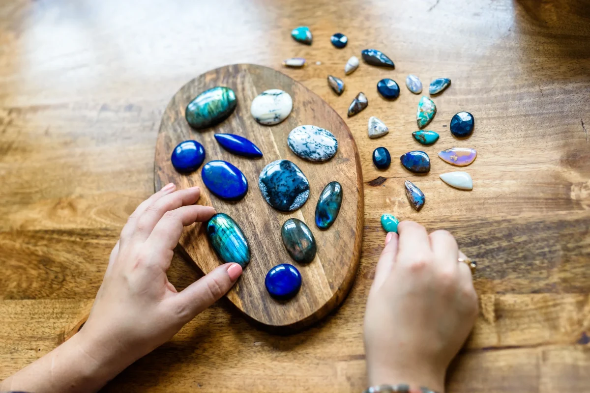 每个珠宝商都应该了解宝石学家 Marie Chalmers 的宝石知识（播客剧集） — Jewelers Academy