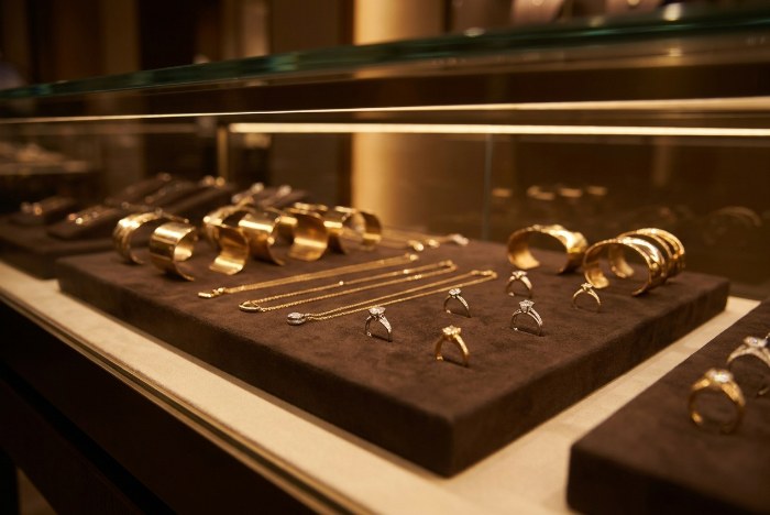 历峰集团 (Richemont) 珠宝销售额增长 24%：加拿大读书