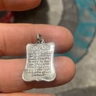 谁能帮我鉴定一下这种金属吗？我不相信它是银的，但它已经失去光泽（非常黑）。我用抛光布来清洁它。