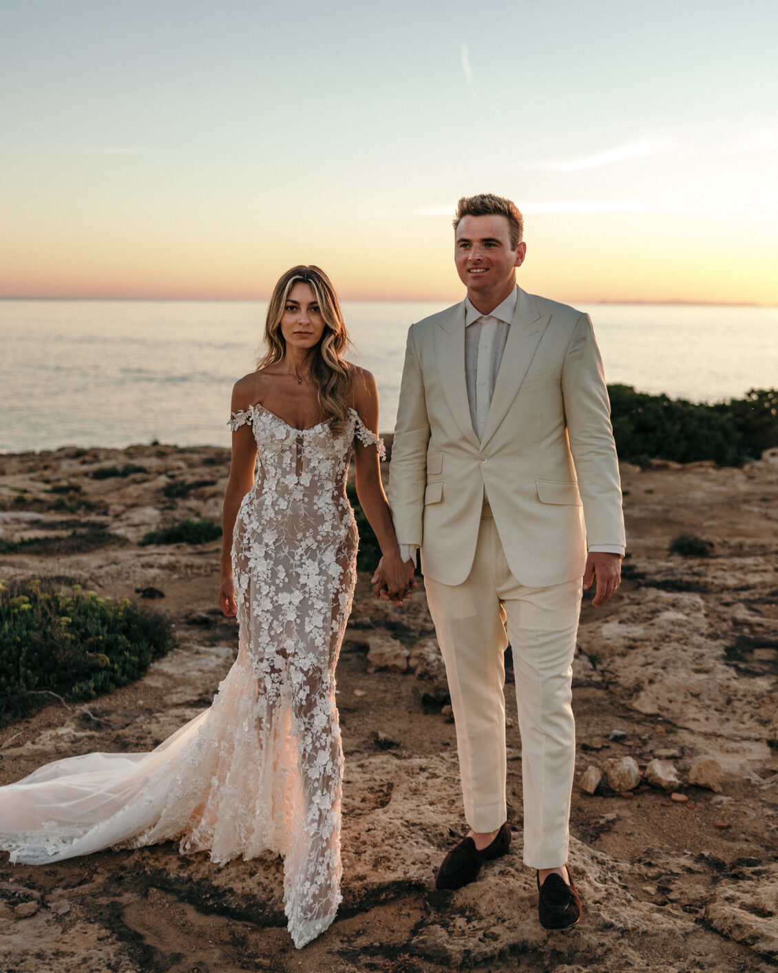 这对夫妇在伊维萨岛举行婚礼时享受了最美的日落 ~ WedLuxe Media