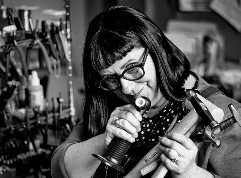 与 Beadshop.com 的 Kate Richbourg 一起在法国制作串珠 |  2024年5月30日至6月6日。