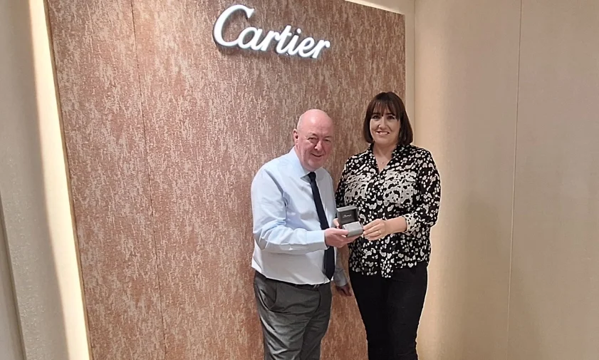 Berry's Jewelers 向临终关怀医院捐赠价值 4,000 英镑的耳环