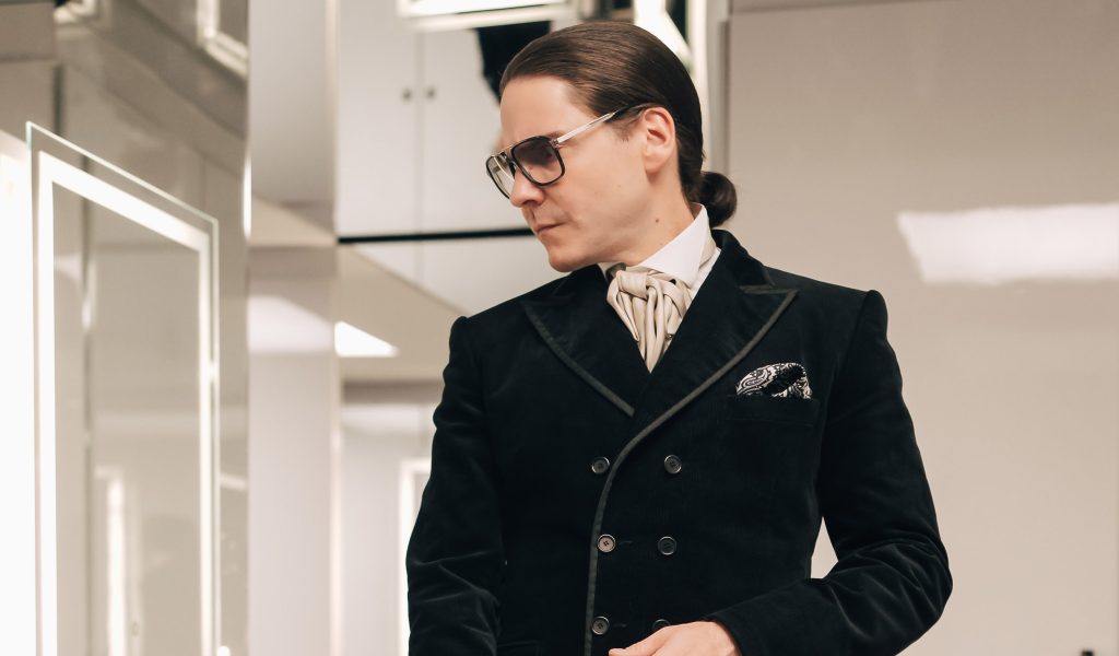 关于全新 Hulu 迷你剧“成为 Karl Lagerfeld”您需要了解的一切