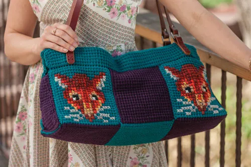 Traveling Bag in Tunisian Crochet.