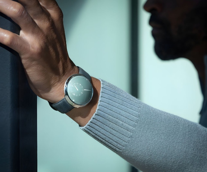 Ressence 手表背后以眼睛为中心的古怪品质