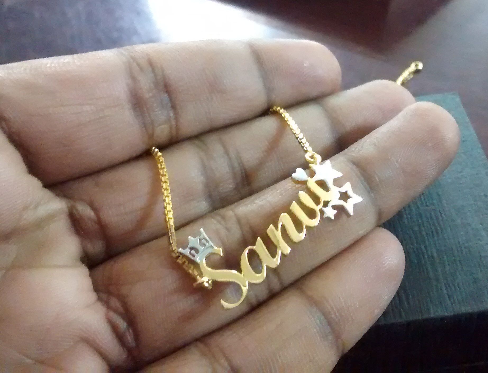 对 Sanu 的 Sanvi 名字项链的评论