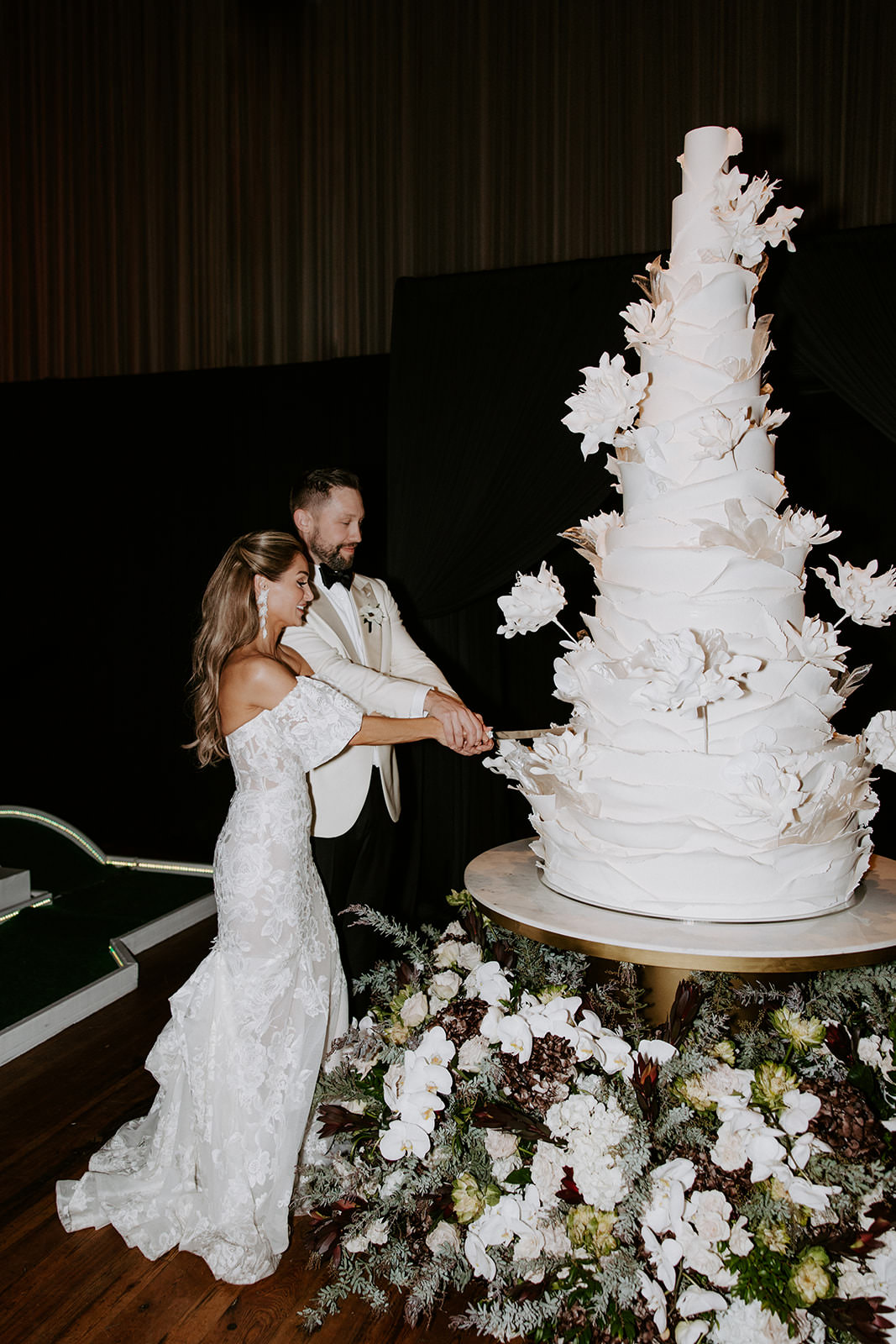 这位新娘亲手制作了 7 英尺高的婚礼蛋糕 ~ WedLuxe Media