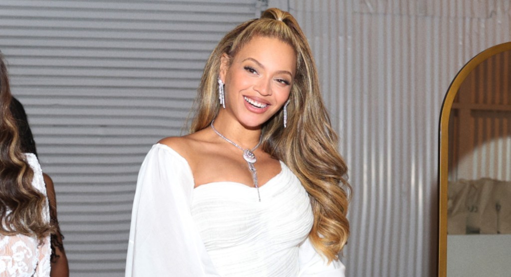 碧昂斯 (Beyonce) 在《牛仔卡特》(Cowboy Carter) 之前在 Marine Serre 中更新了她的乡村风格