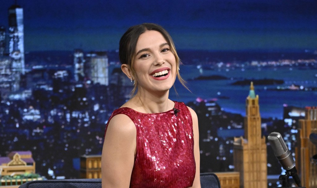 米莉·鲍比·布朗 (Millie Bobby Brown) 的盖亚戒指和连衣裙在《吉米·法伦》中大放异彩
