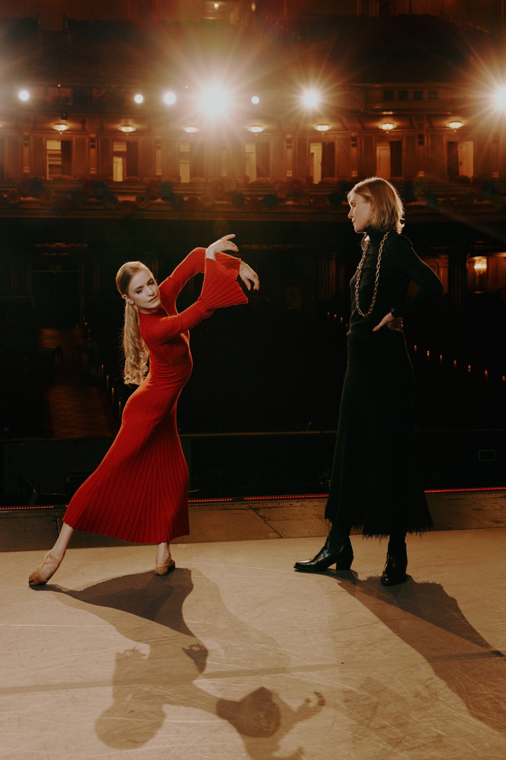 加布里埃拉·赫斯特 (Gabriela Hearst) 伪装“卡门”，这是旧金山芭蕾舞团的女舞首演