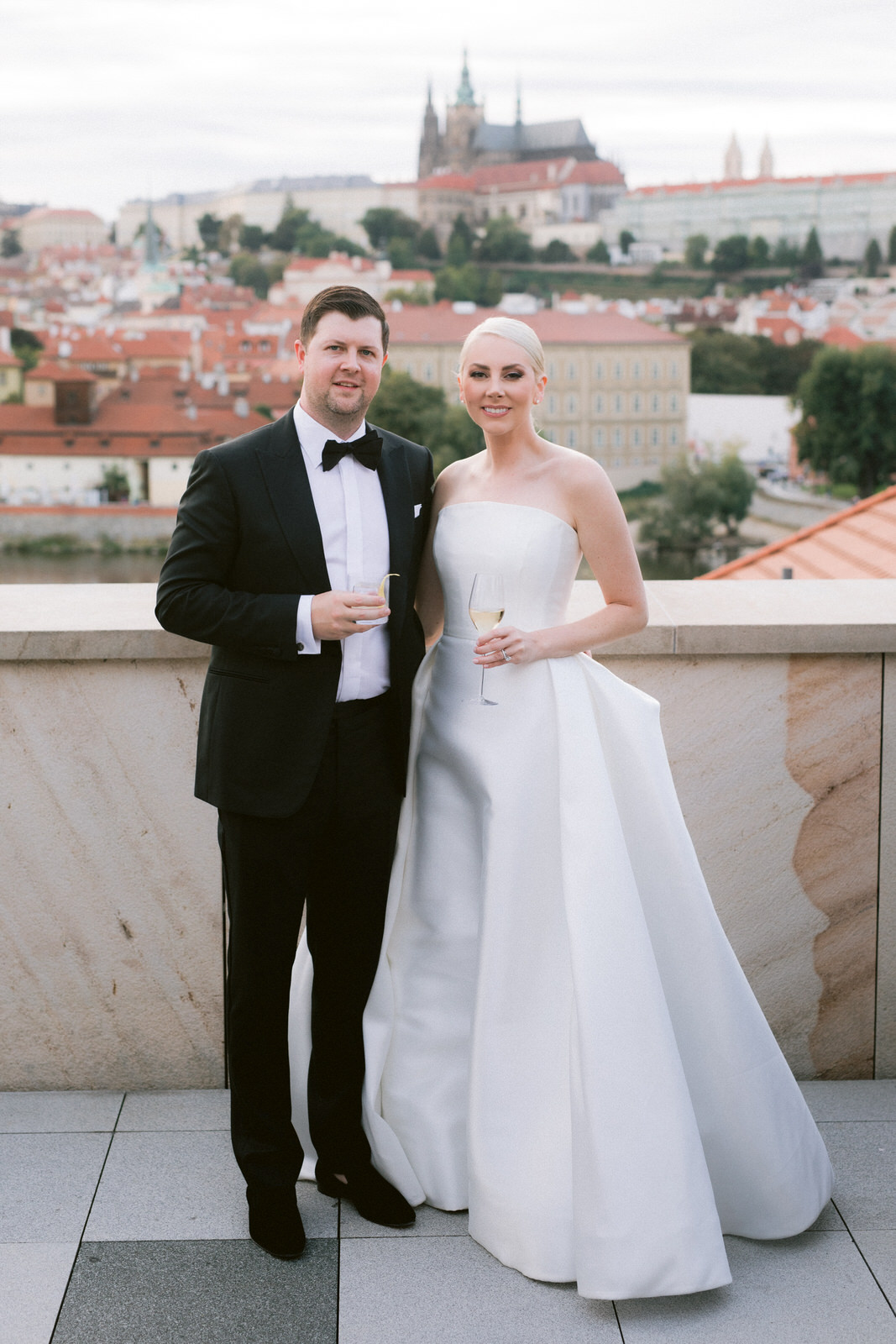 布拉格四季的亲密黑领结婚礼 ~ WedLuxe Media