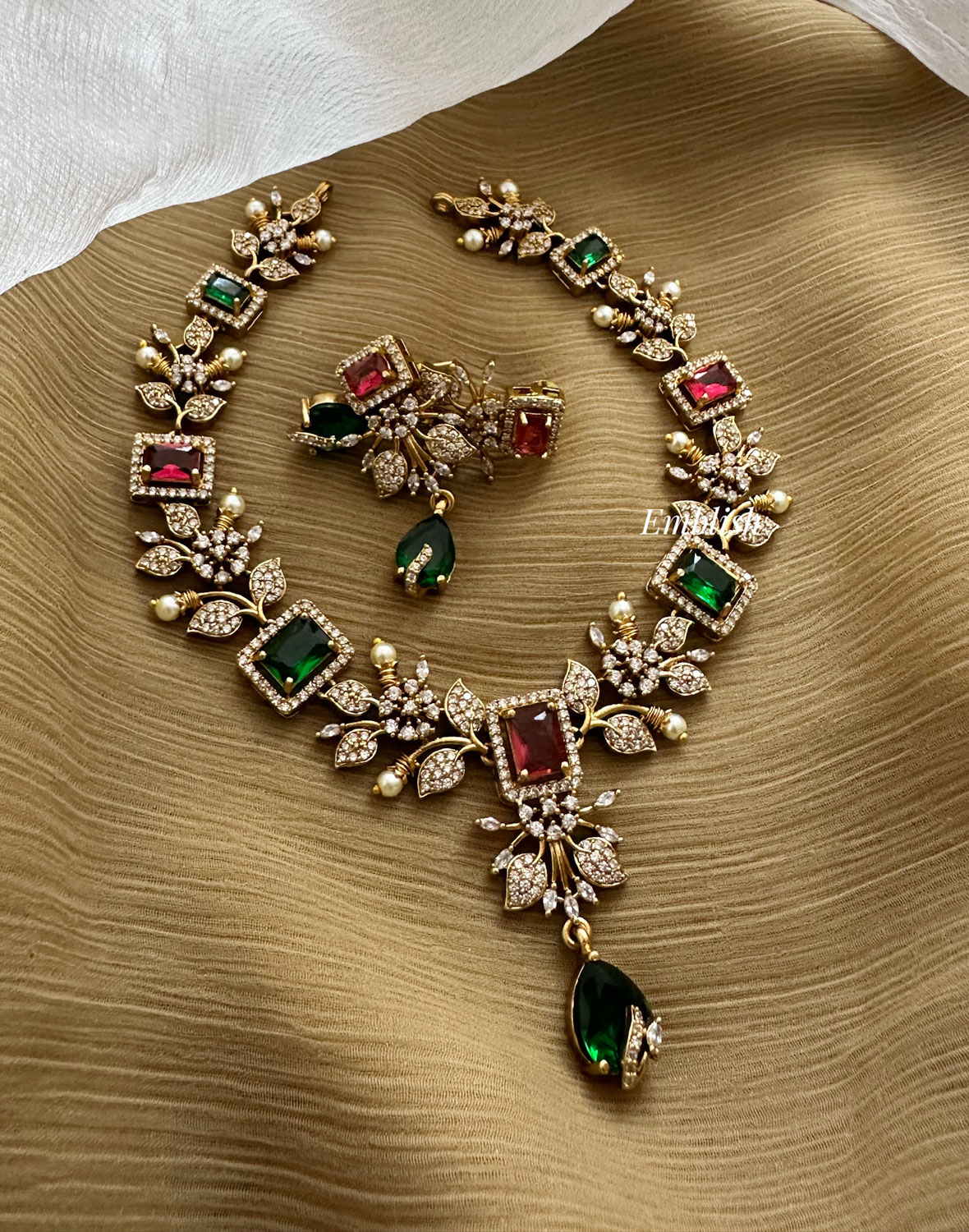 来自“Emblish Coimbatore”的石叶设计颈部套装 • South Indian Jewellery
