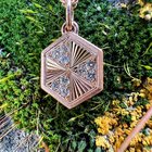 我刚刚完成了这个手工制作的吊坠！  14K 玫瑰金，密镶钻石，明亮式切割手工雕刻，背面镂空切割