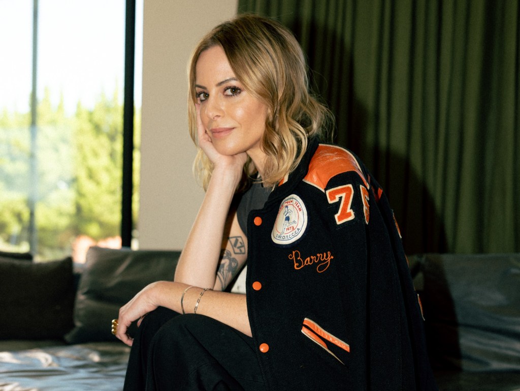 Mntge 和 Sophia Amoruso 合作推出复古 T 恤系列