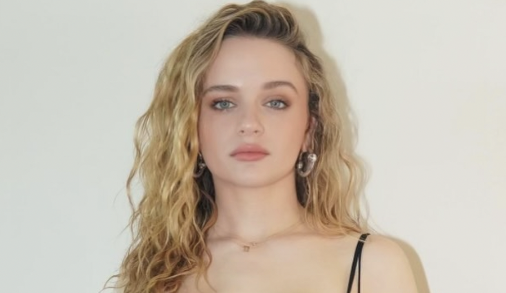 乔伊·金 (Joey King) 通过 Elisa Solomon 和 Jennifer Zeuner 设计的精美黄金作品来纪念他的犹太传统