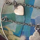 嘿！ 我在旧货店/精品店买的，耳环上的小吊坠上印着 925。我想知道这是否意味着其余的都是银的？ 谢谢！！！！