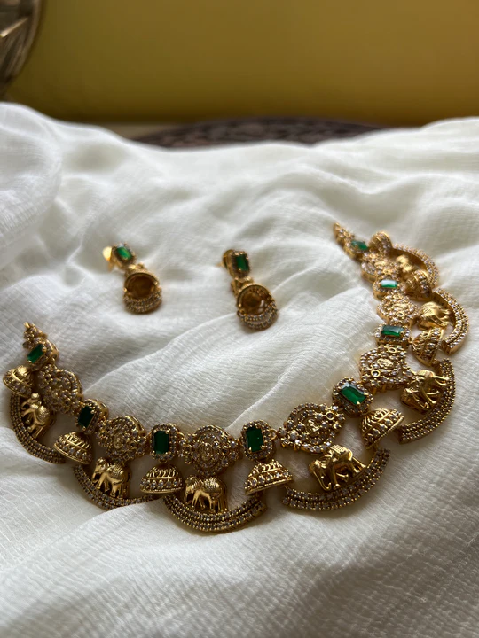“The House of Jhumkas”的大象项链套装 • 南印度珠宝