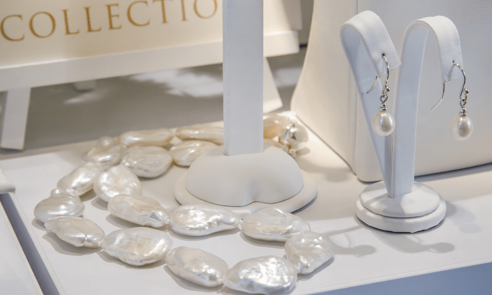 随着 Castle Howard 系列的推出，Bradley 的珍珠首饰销量增长了 20%