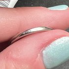 我三天前刚刚订婚，我刚刚注意到我的铂金戒指上有这个小标记。 我们以前没有注意到它，但我们没有看环的底部。 您认为这是我做的事情还是制造缺陷？ 我们还有退货政策，您认为我应该退货吗？