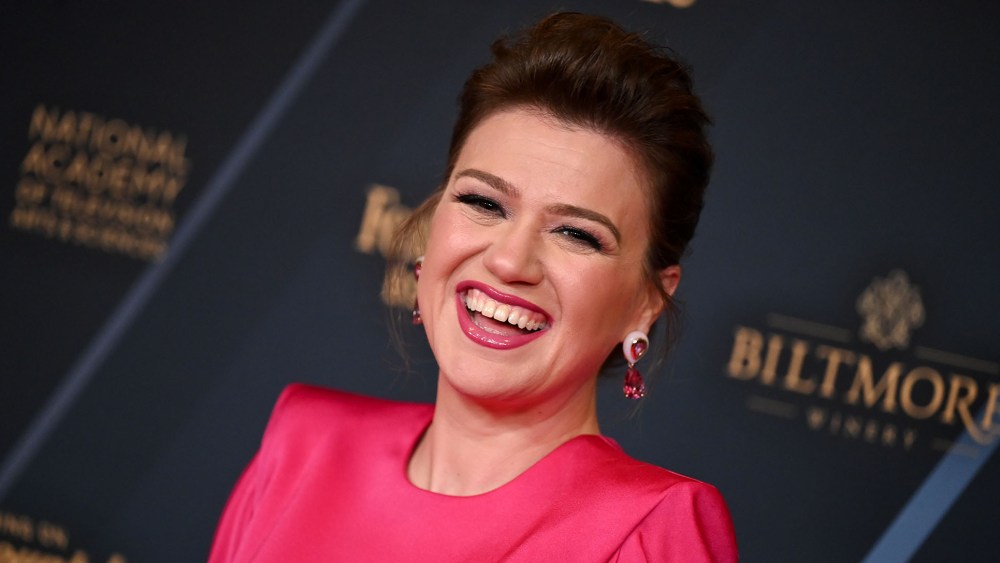 Kelly Clarkson wears hot pink alex perry dress at the 51st Daytime Emmy Awards held at The Westin Bonaventure Hotel on June 7, 2024 in Los Angeles, California.