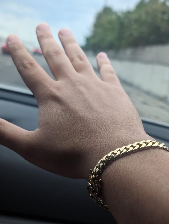 我有一条来自迈阿密的古巴链式手链，我喜欢它的外观。