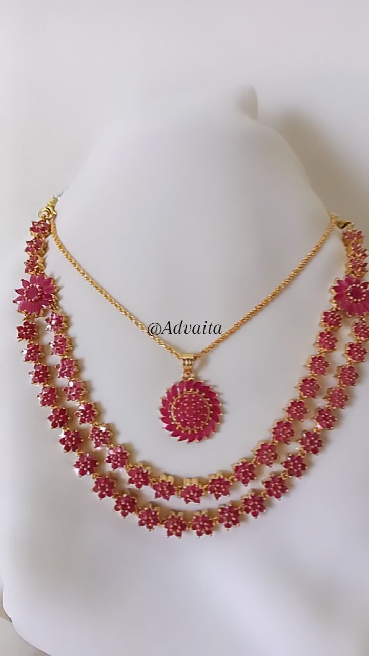 “Advaita by Anjali”的仿红宝石项链 • 南印度珠宝