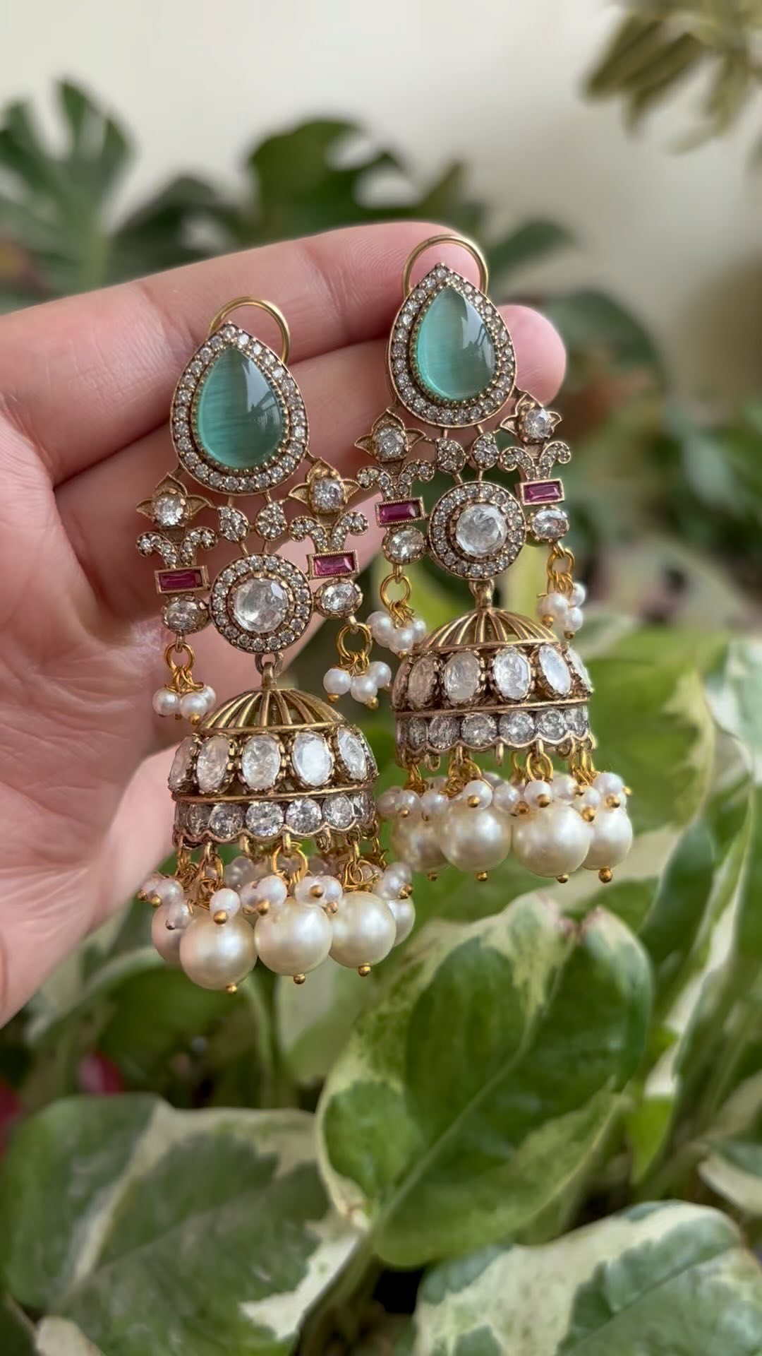 Kundan Jhumkas 上悬挂着“Swathi 花瓣”上的珍珠 • 南印度珠宝