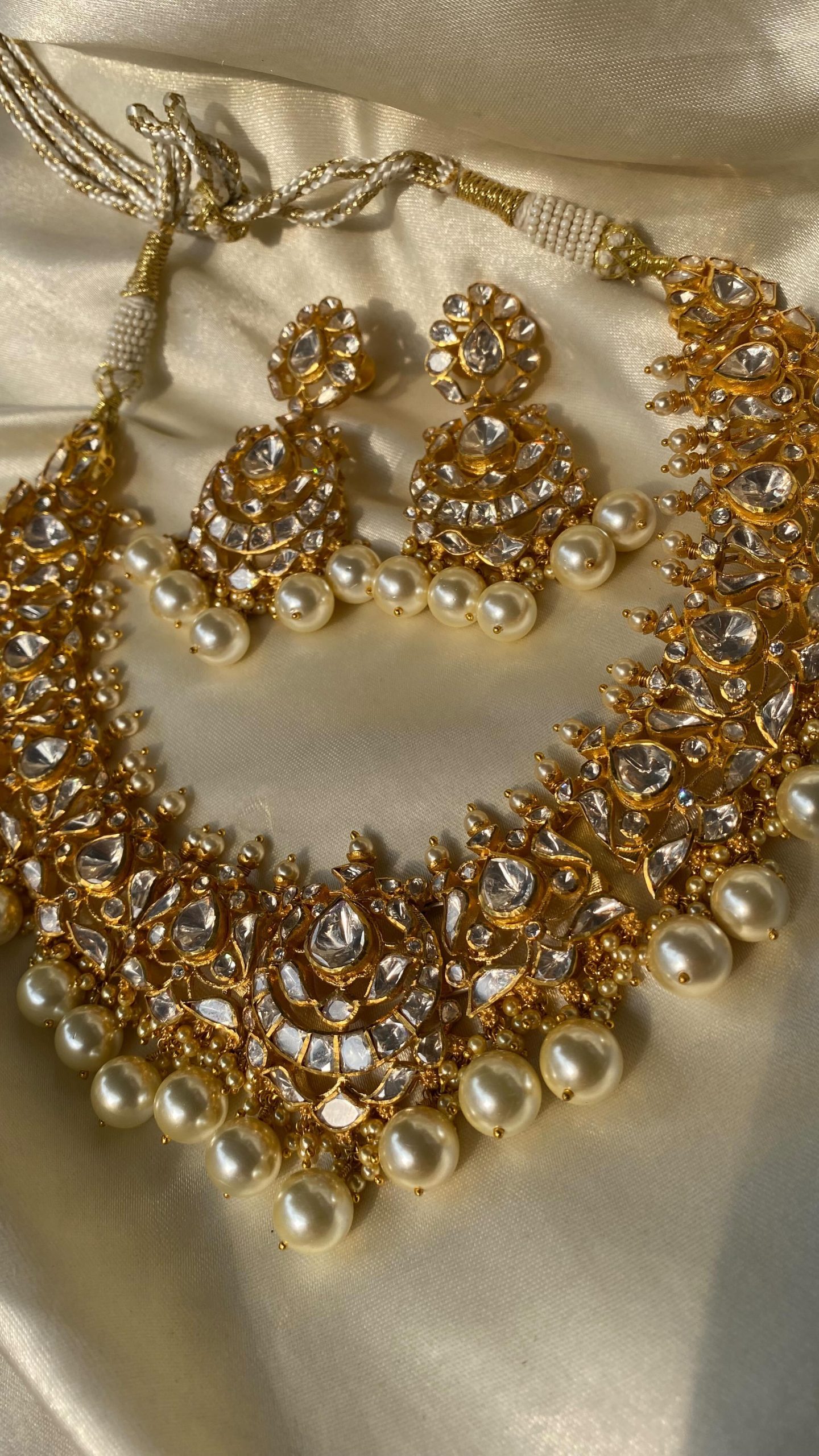 带有悬挂珍珠的 Polki 石项链，来自“Jewellss By Sukritii” • 南印度珠宝